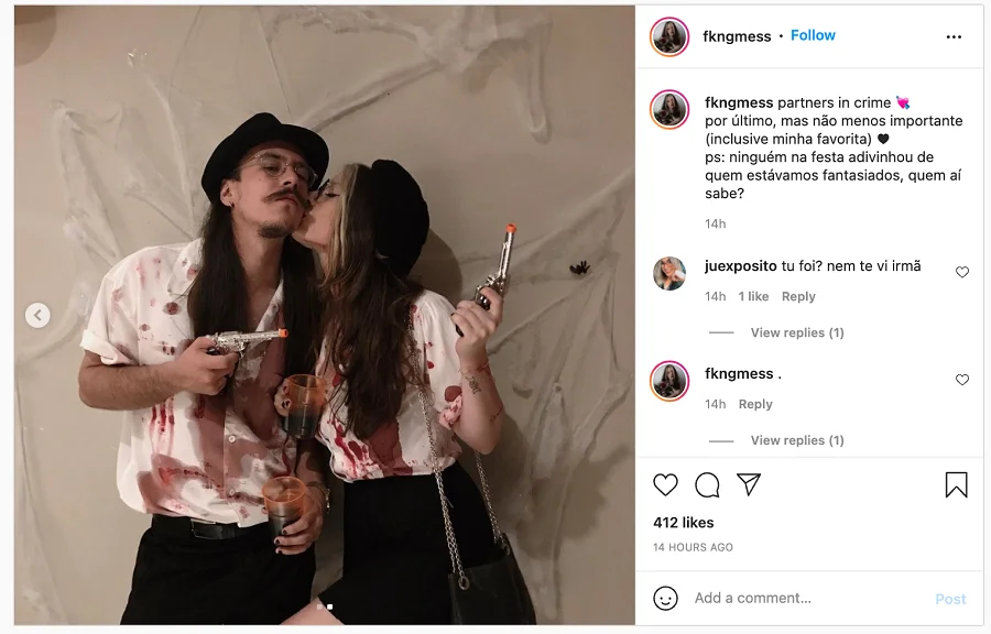 Garotas Engraçadas Em Fantasias De Bruxa Para Assustar O Halloween Com A  Ajuda De Um Livro